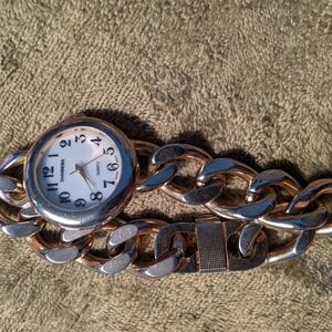 Gold colour watch not ticking